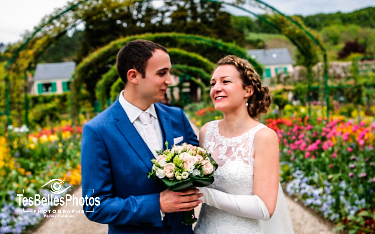 Photographe couple Love Session mariage Giverny, photo couple mariage dans le jardin de Claude Monet à Giverny