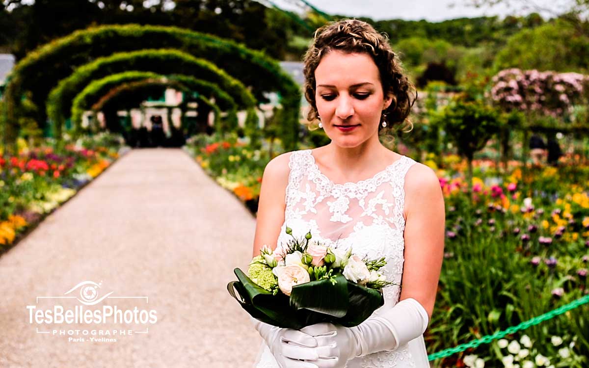 Photo de la mariée au jardin Claude Monet à Giverny dans l'Eure en  Normandie