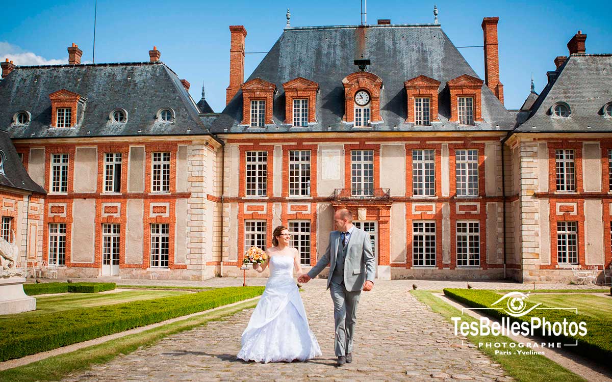 Couple de mariés lors d'une séance photo romantique dans un champ de blé à Caen, photographe de mariage