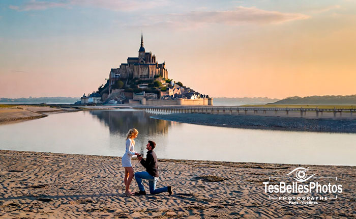 Photo de demande en mariage romantique de couple au Mont-Saint-Michel