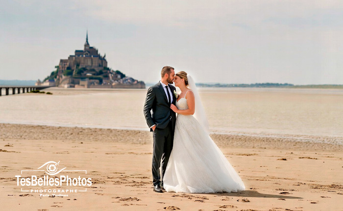 Photographe de mariage au Mont-Saint-Michel capturant une séance couple élégante dans la baie