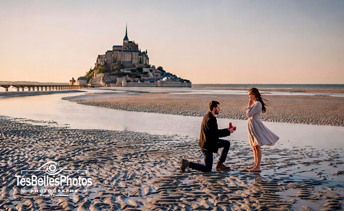 Séance de demande en mariage romantique au Mont-Saint-Michel réalisée par un photographe de mariage