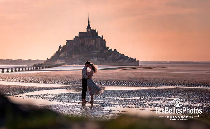 Séance d'engagement élégante de couple au Mont-Saint-Michel réalisée par un photographe de fiançailles