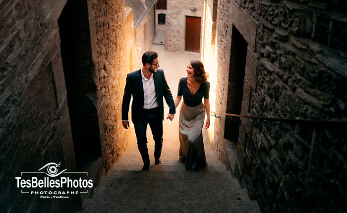 Séance d'engagement de couple dans les ruelles médiévales du Mont-Saint-Michel réalisée par un photographe au Mont-Saint-Michel