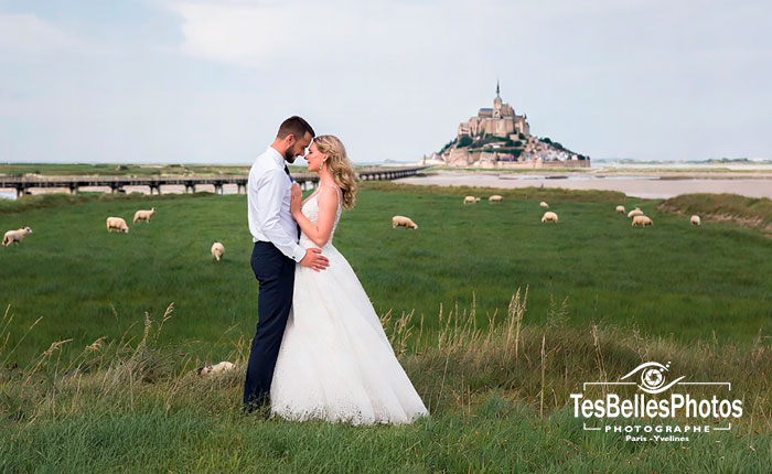 Séance pré-mariage naturelle de couple au Mont-Saint-Michel réalisée par un photographe de mariage professionnel