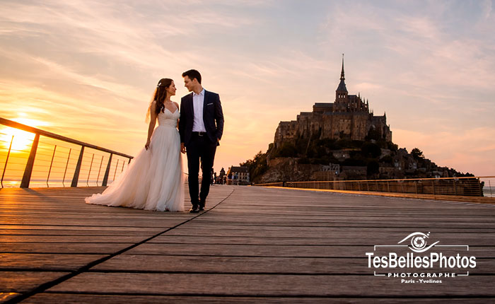 Séance pre‑wedding élégante de couple au Mont-Saint-Michel réalisée par un photographe de mariage