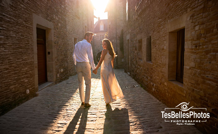 Photographe de couple au Mont-Saint-Michel réalisant une séance photo dans les ruelles médiévales