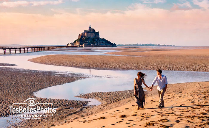 Photographe d'engagement au Mont-Saint-Michel réalisant un shooting d'engagement en couple